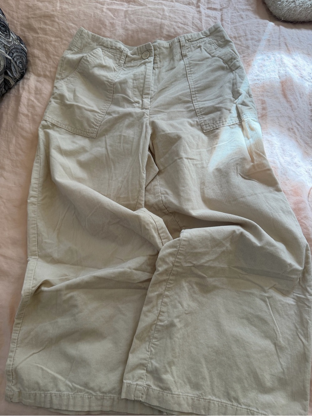 Women’s Casual Wide-Leg Cargo Capri Pants in Light Beige